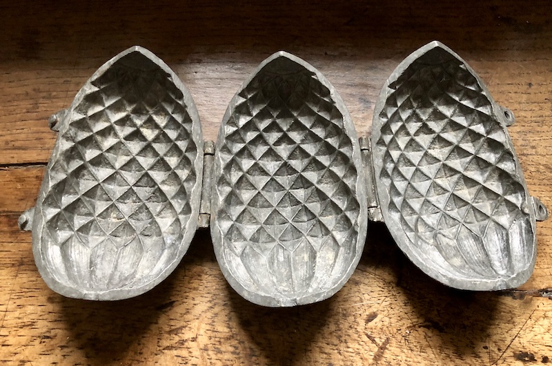 Late 18th-century hinged tripartite pewter pineapple-shaped mould